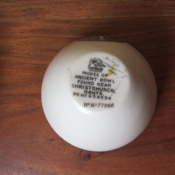 W.H. Goss crested heraldry china vintage Dunmow Priory (GC058 Grace) - Picture 6 of 7